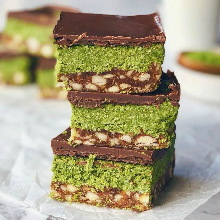 Bolo de matcha de chá da tarde em igreja