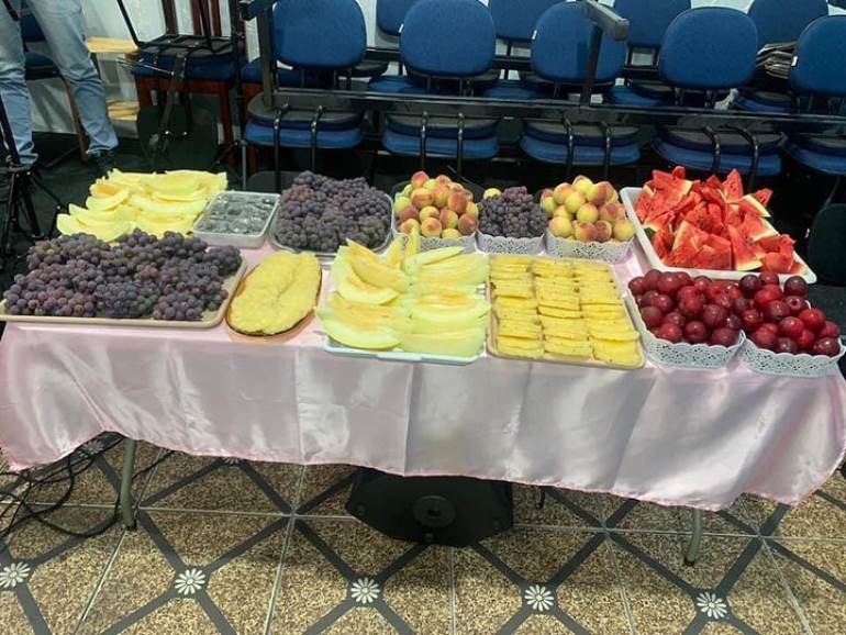 Chá da tarde em igreja com frutas