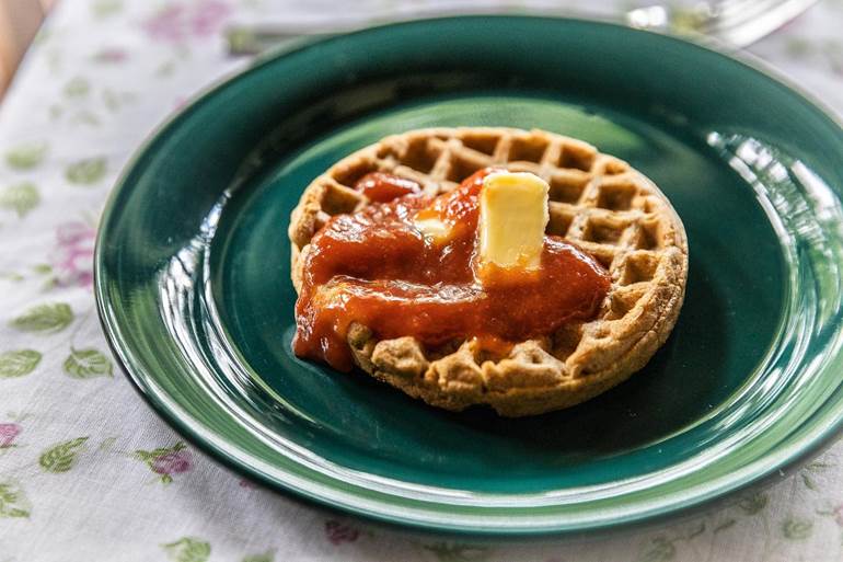 Chá da tarde em igreja com waffle